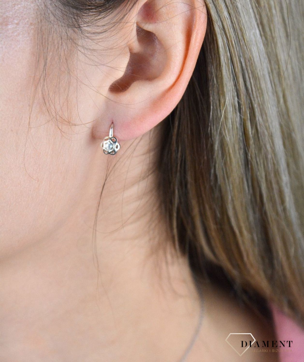 Kolczyki srebrne dziecięce kwiatki  DIA-KLC-8239-925. Kolczyki z kwiatem. Dziecięce kolczyki. Bezpieczne zapięcie angielskie..jpg