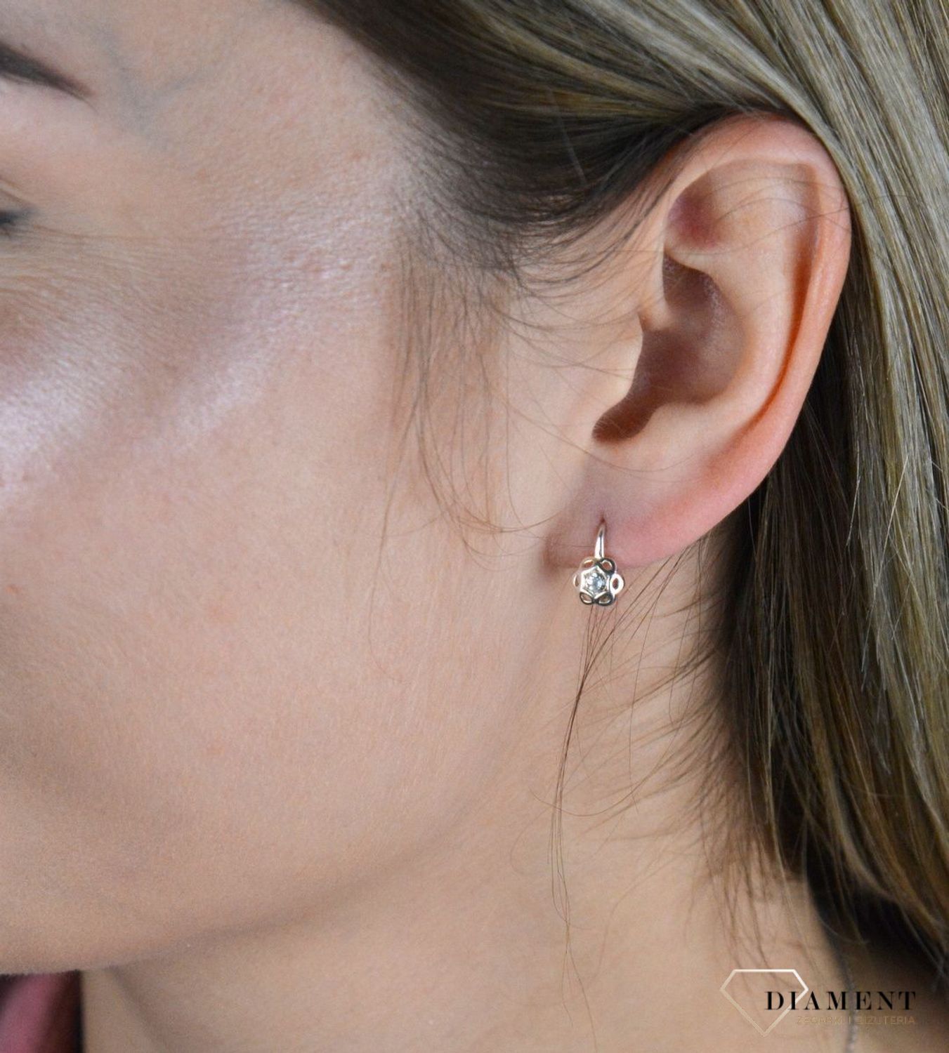 Kolczyki srebrne dziecięce kwiatki  DIA-KLC-8239-925. Kolczyki z kwiatem. Dziecięce kolczyki. Bezpieczne zapięcie angielskie..jpg