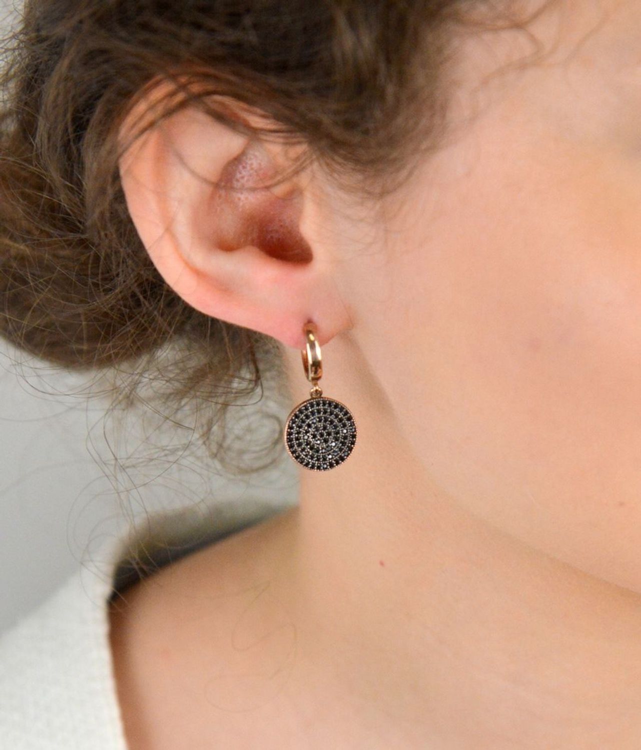 Srebrne pozłacane kolczyki 925 wiszące kółka z czarnymi cyrkoniami DIA-KLC-8244-925.jpg