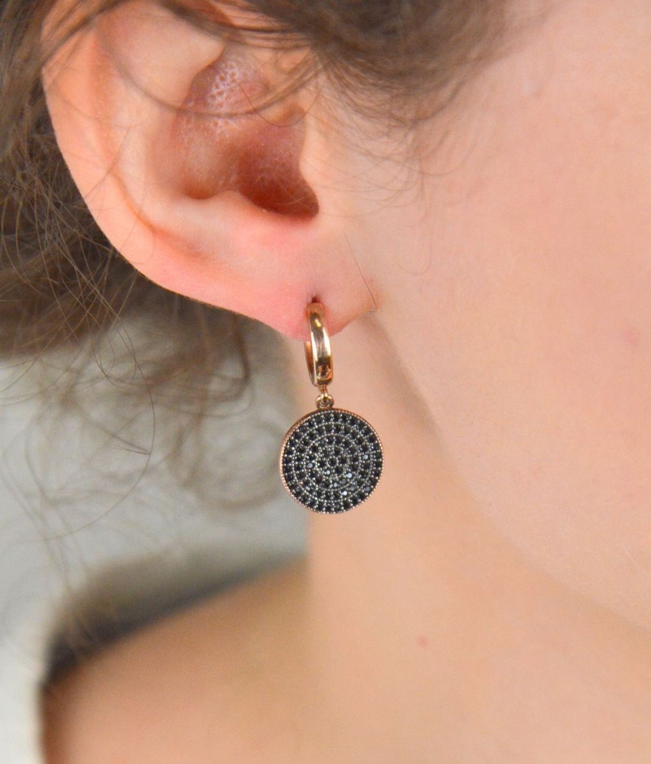 Srebrne pozłacane kolczyki 925 wiszące kółka z czarnymi cyrkoniami DIA-KLC-8244-925.jpg