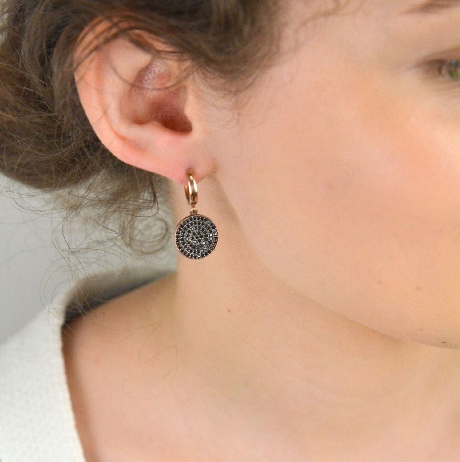 Srebrne pozłacane kolczyki 925 wiszące kółka z czarnymi cyrkoniami DIA-KLC-8244-925.jpg