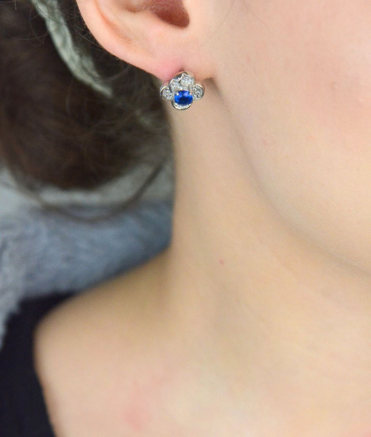 Kolczyki srebrne kwiatki z granatową i białą cyrkonią próba 925, DIA-KLC-8245-925.jpg