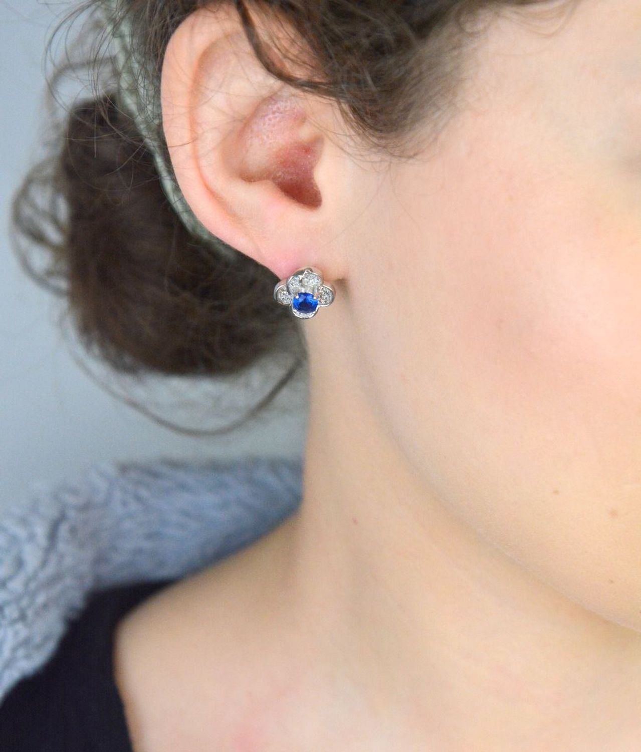 Kolczyki srebrne kwiatki z granatową i białą cyrkonią próba 925, DIA-KLC-8245-925.jpg