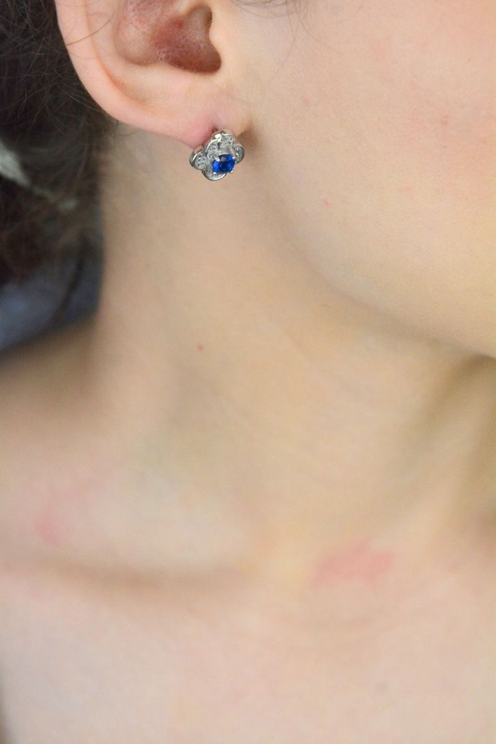 Kolczyki srebrne kwiatki z granatową i białą cyrkonią próba 925, DIA-KLC-8245-925.jpg