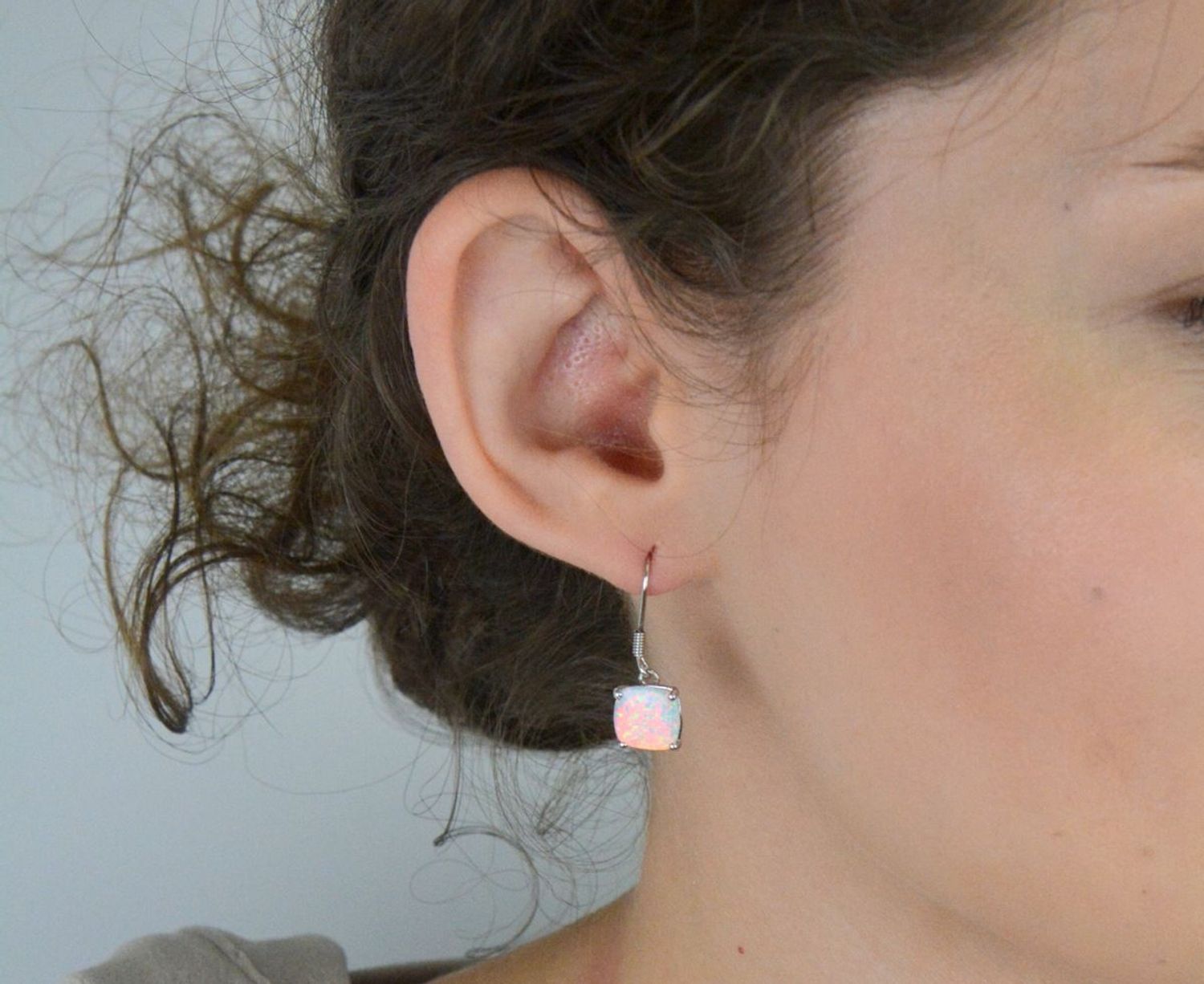 Eleganckie srebrne kolczyki próby 925 z opalem syntetycznym. Model DIA-KLC-8248-925 – wiszące, kwadratowe, długość 2,7 cm, szerokość 1,0 cm. Zapięcie bigiel otwarty.1.jpg