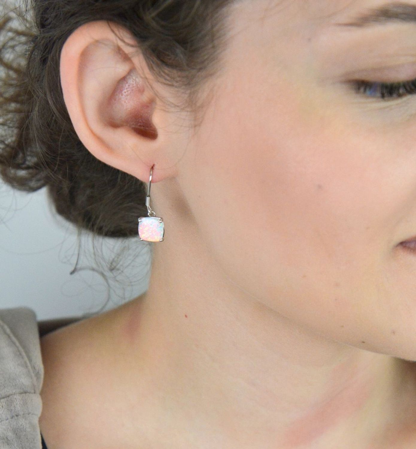 Eleganckie srebrne kolczyki próby 925 z opalem syntetycznym. Model DIA-KLC-8248-925 – wiszące, kwadratowe, długość 2,7 cm, szerokość 1,0 cm. Zapięcie bigiel otwarty.1.jpg