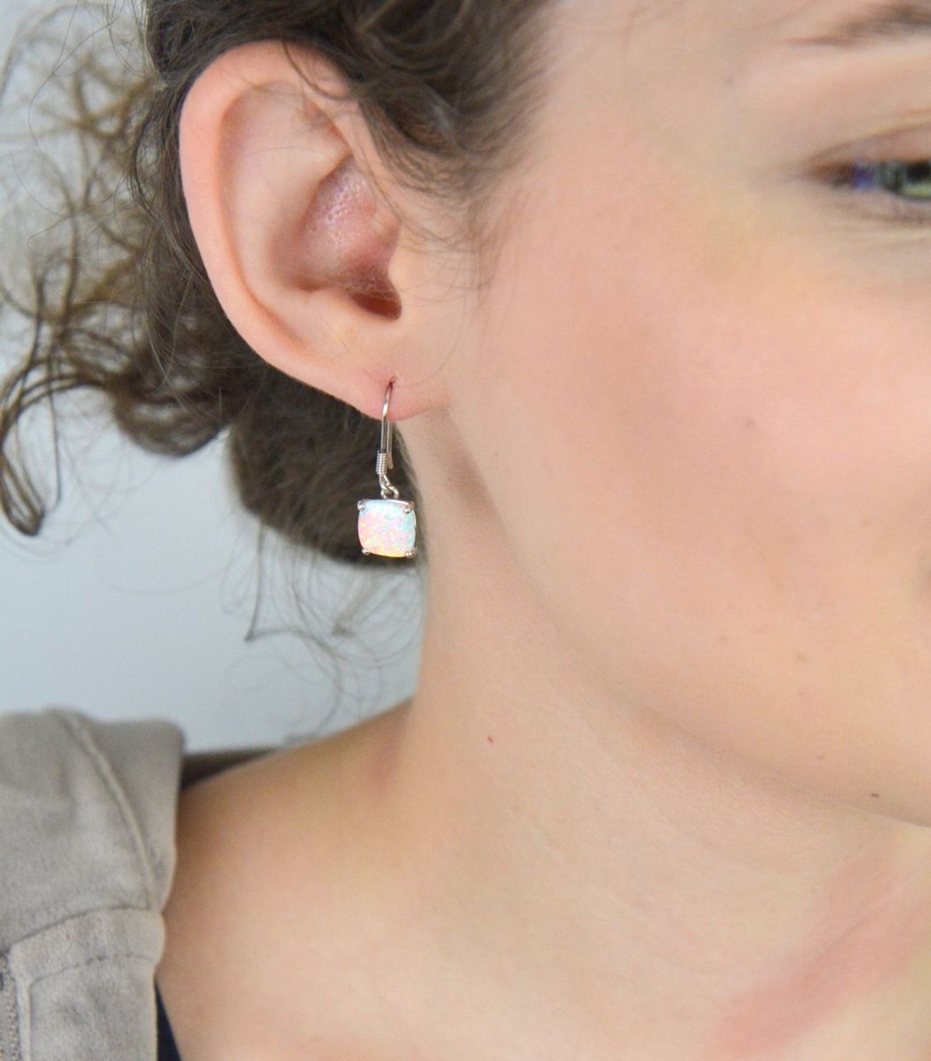 Eleganckie srebrne kolczyki próby 925 z opalem syntetycznym. Model DIA-KLC-8248-925 – wiszące, kwadratowe, długość 2,7 cm, szerokość 1,0 cm. Zapięcie bigiel otwarty.1.jpg