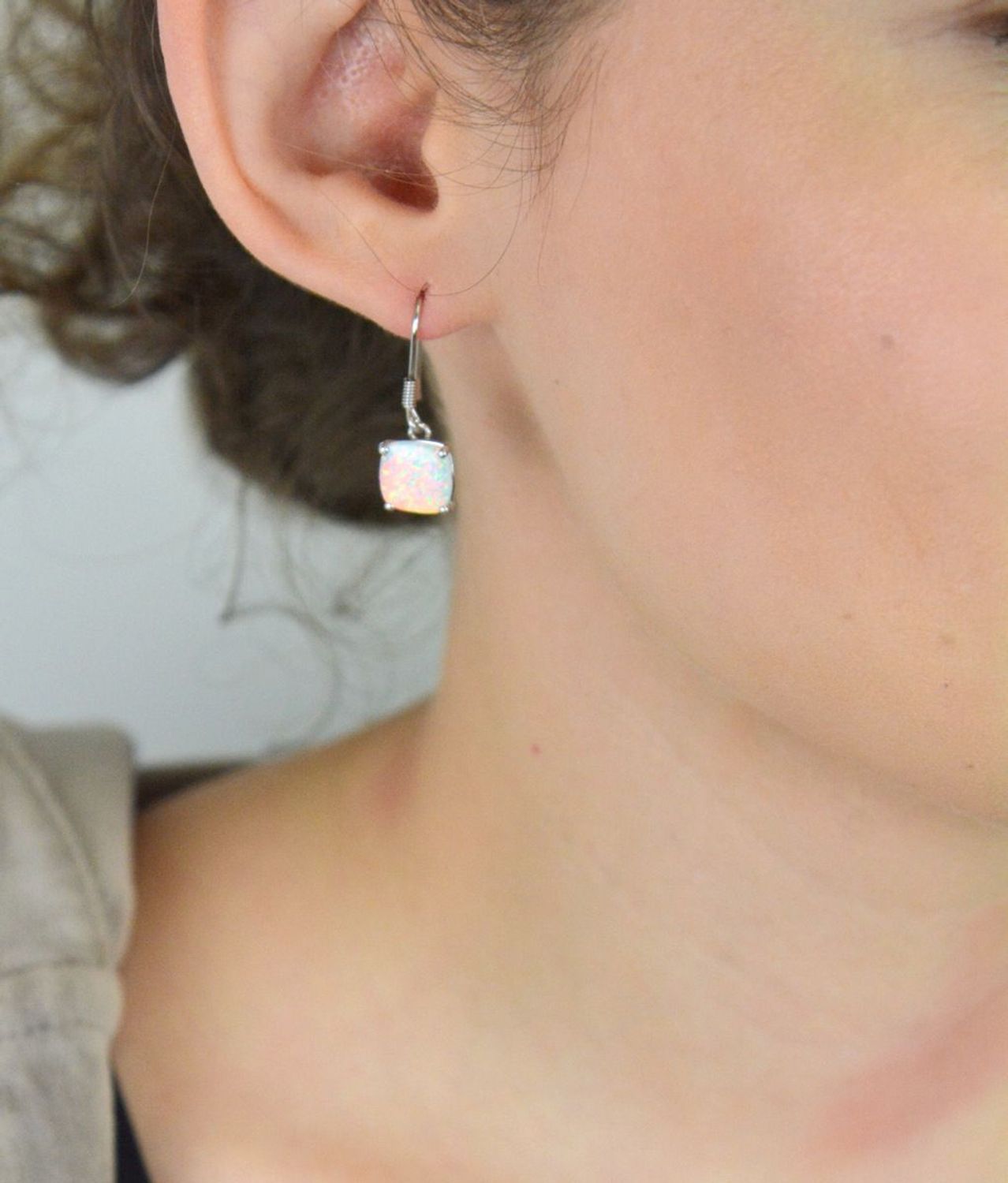 Eleganckie srebrne kolczyki próby 925 z opalem syntetycznym. Model DIA-KLC-8248-925 – wiszące, kwadratowe, długość 2,7 cm, szerokość 1,0 cm. Zapięcie bigiel otwarty.1.jpg