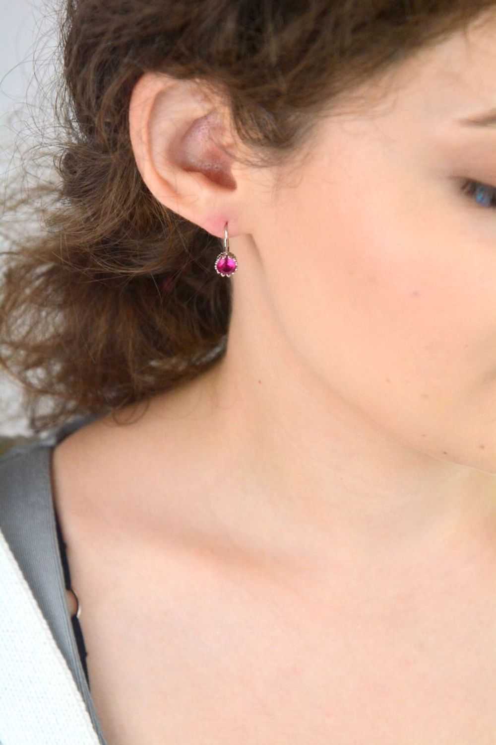 Delikatne srebrne kolczyki 925 z różową cyrkonią. Wiszące, z biglem angielskim. Długość 1,5 cm, waga 1,82 g. Elegancja w subtelnym wydaniu.1.jpg