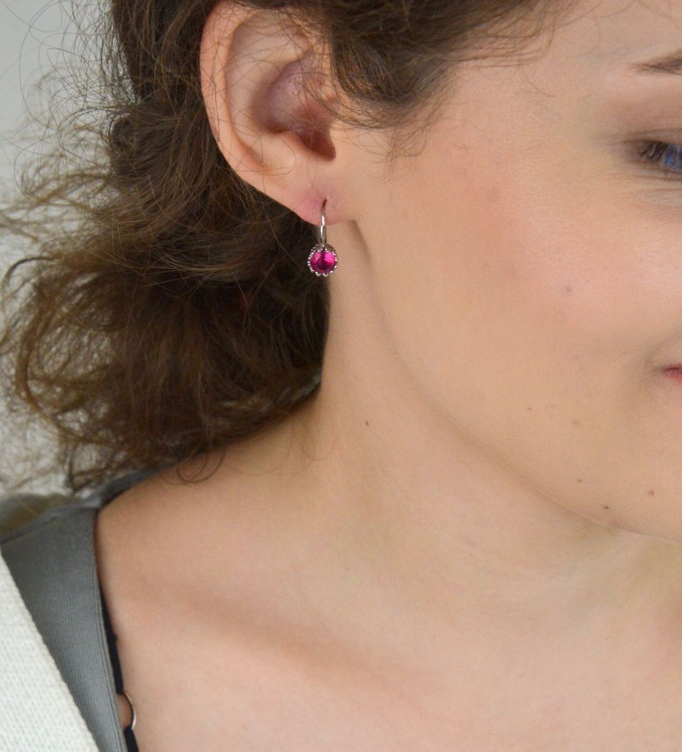 Delikatne srebrne kolczyki 925 z różową cyrkonią. Wiszące, z biglem angielskim. Długość 1,5 cm, waga 1,82 g. Elegancja w subtelnym wydaniu.1.jpg