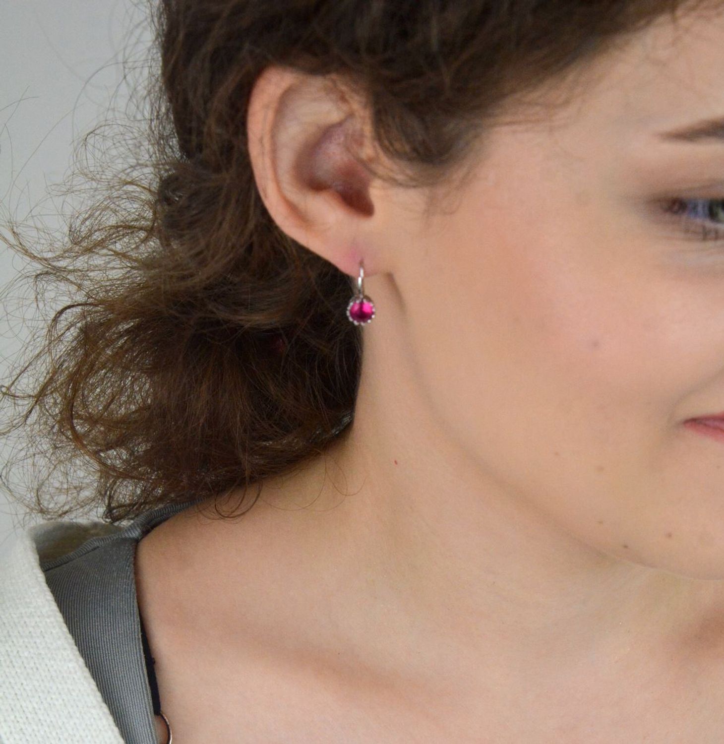 Delikatne srebrne kolczyki 925 z różową cyrkonią. Wiszące, z biglem angielskim. Długość 1,5 cm, waga 1,82 g. Elegancja w subtelnym wydaniu.1.jpg