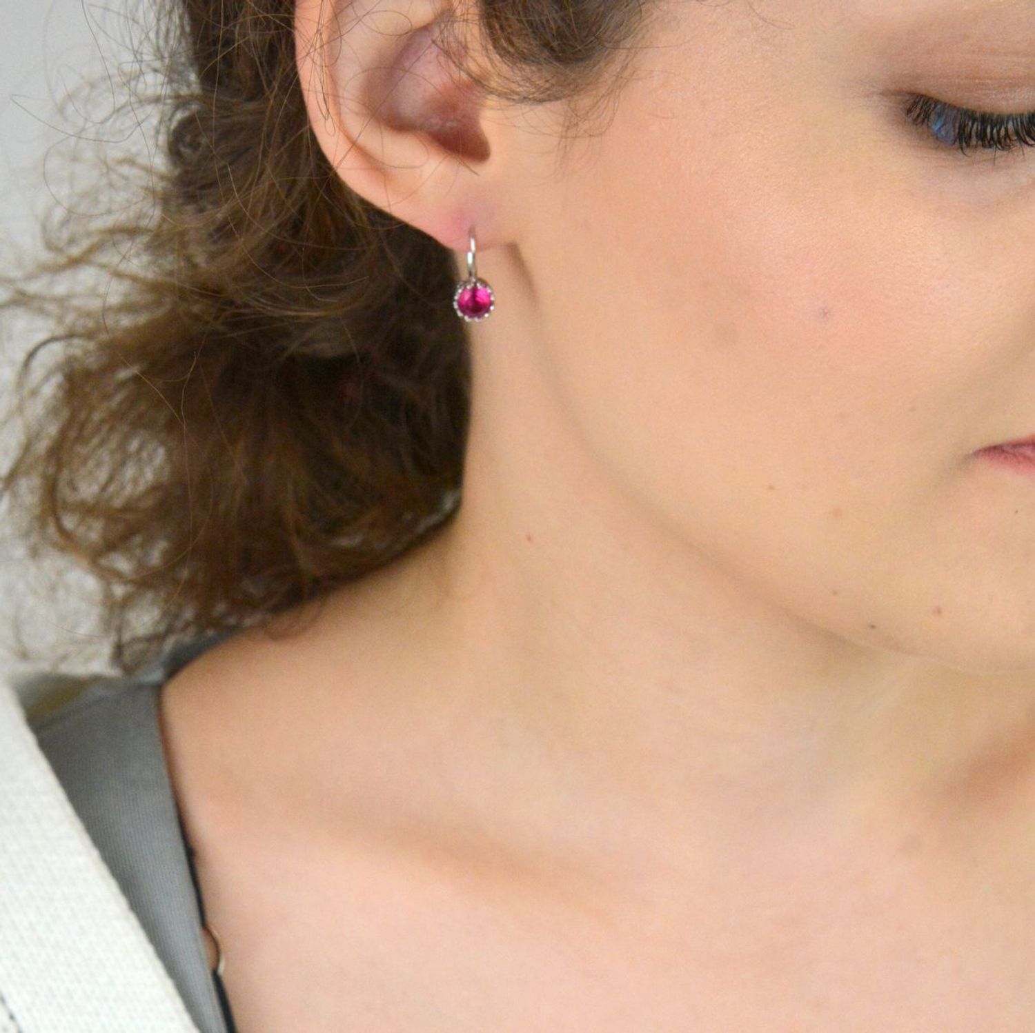 Delikatne srebrne kolczyki 925 z różową cyrkonią. Wiszące, z biglem angielskim. Długość 1,5 cm, waga 1,82 g. Elegancja w subtelnym wydaniu.1.jpg