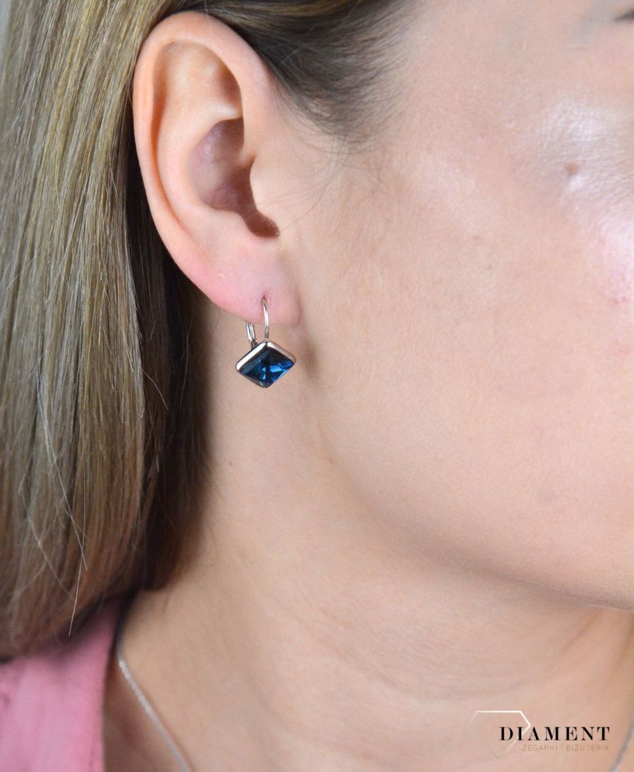 Kolczyki wiszące granatowa cyrkonia DIA-KLC-8252-925. Kolczyki klasyczne. Kolczyki na prezent. . Proste kolczyki. Biżuteria na prezent.  Proste kolczyki, Kolczyki ozdobione niebieską cyrkonią..jpg