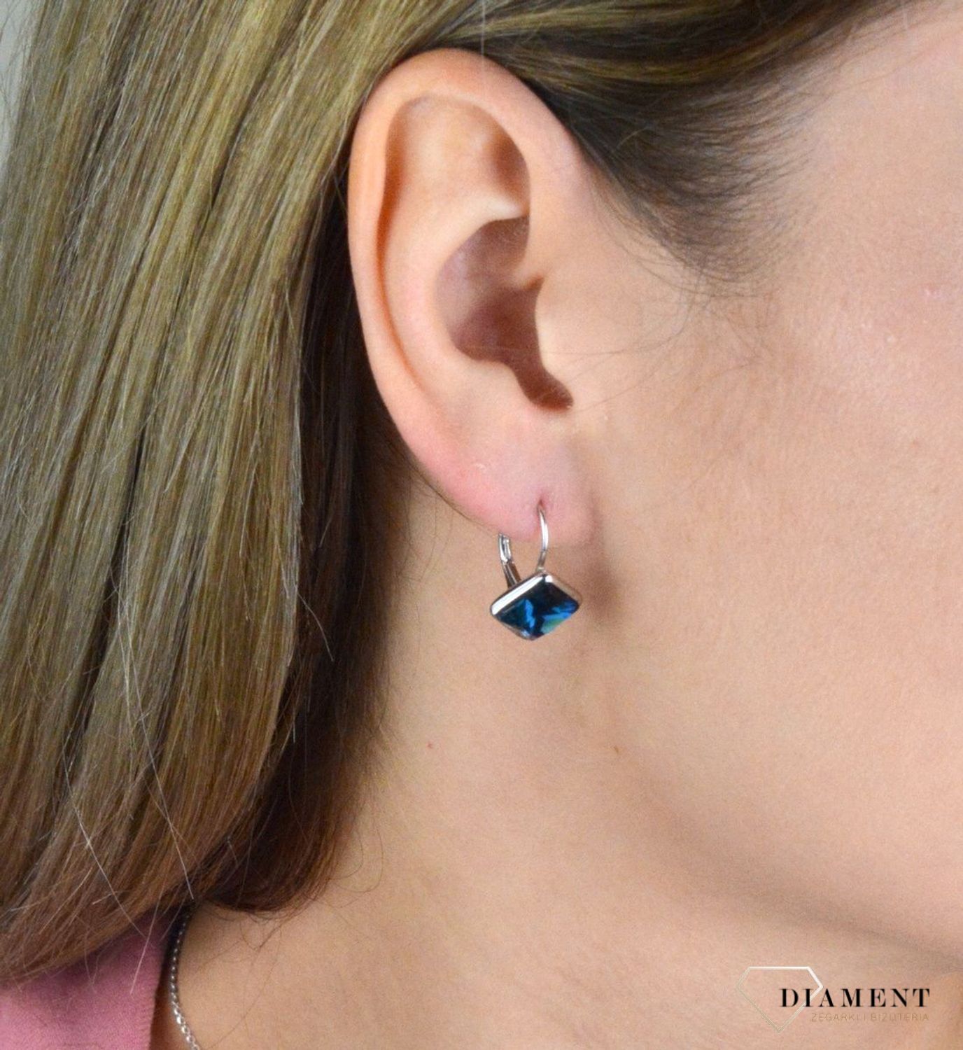 Kolczyki wiszące granatowa cyrkonia DIA-KLC-8252-925. Kolczyki klasyczne. Kolczyki na prezent. . Proste kolczyki. Biżuteria na prezent.  Proste kolczyki, Kolczyki ozdobione niebieską cyrkonią..jpg