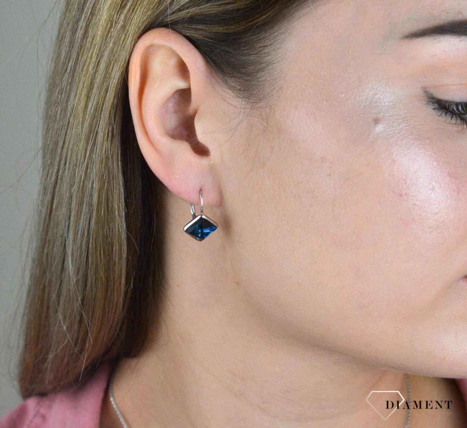 Kolczyki wiszące granatowa cyrkonia DIA-KLC-8252-925. Kolczyki klasyczne. Kolczyki na prezent. . Proste kolczyki. Biżuteria na prezent.  Proste kolczyki, Kolczyki ozdobione niebieską cyrkonią..jpg