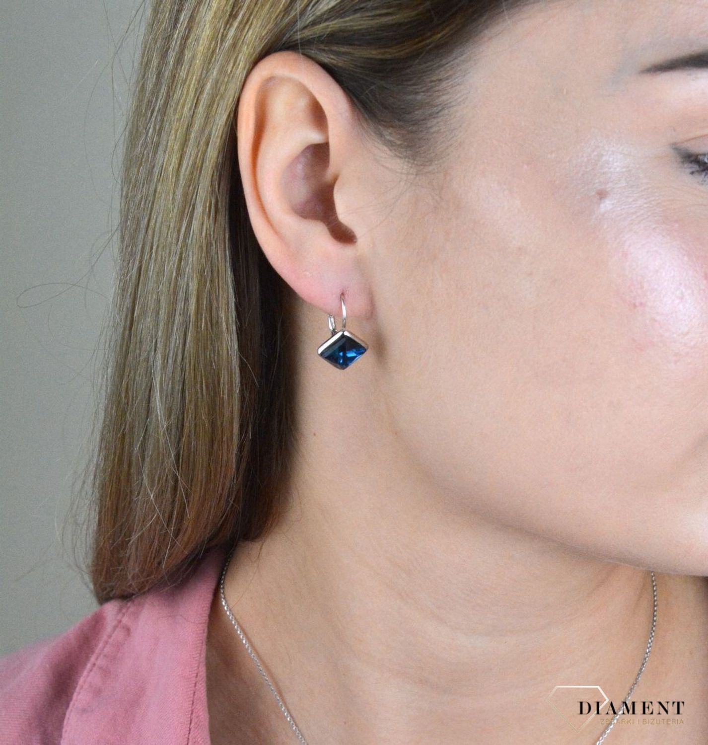 Kolczyki wiszące granatowa cyrkonia DIA-KLC-8252-925. Kolczyki klasyczne. Kolczyki na prezent. . Proste kolczyki. Biżuteria na prezent.  Proste kolczyki, Kolczyki ozdobione niebieską cyrkonią..jpg