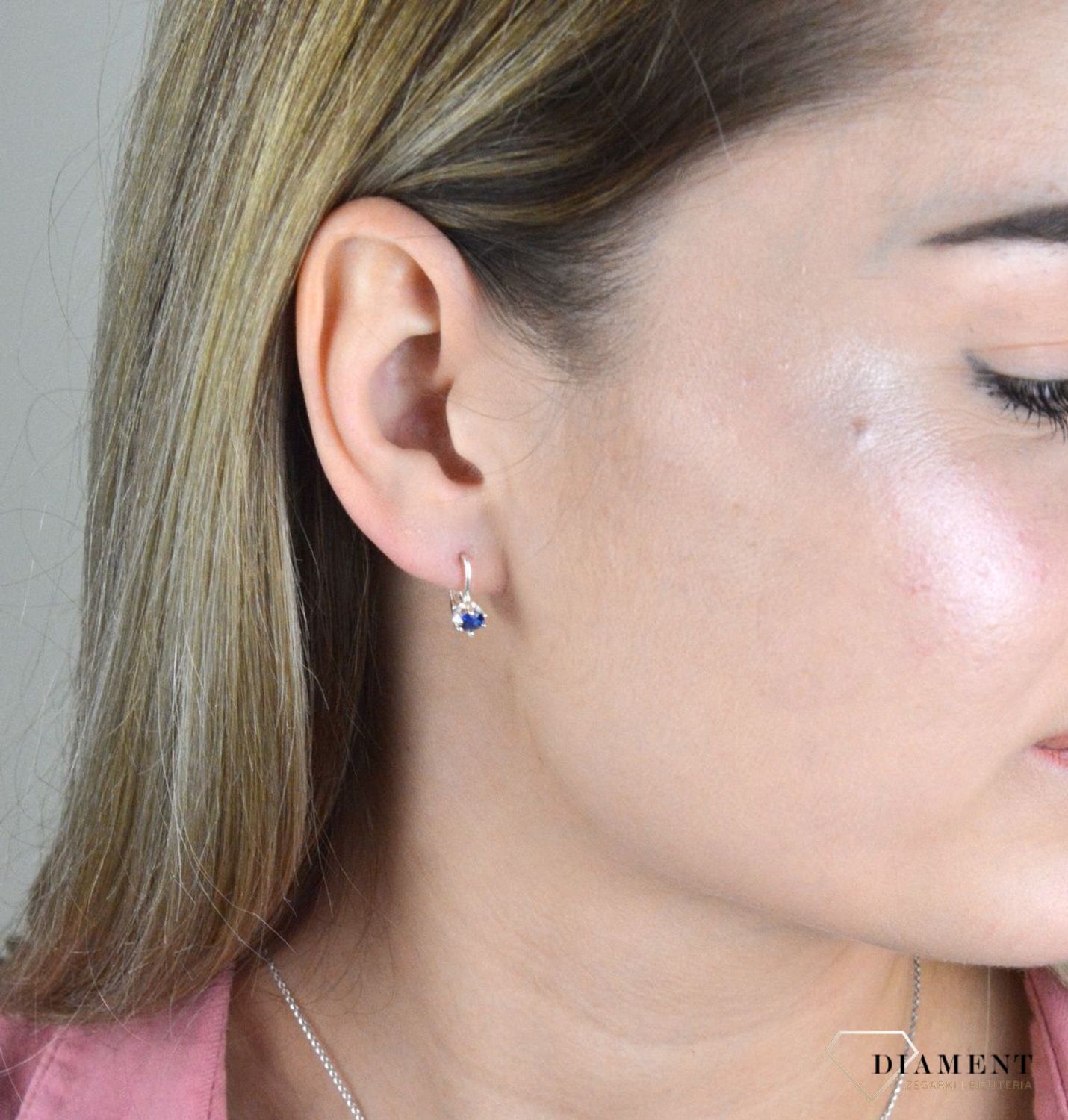 Kolczyki srebrne z niebieską cyrkonią DIA-KLC-8255-925.  Eleganckie srebrne kolczyki ozdobione drobną cyrkonią .Granatowe kolczyki. Pomys na prezent dla dziewczynki..jpg