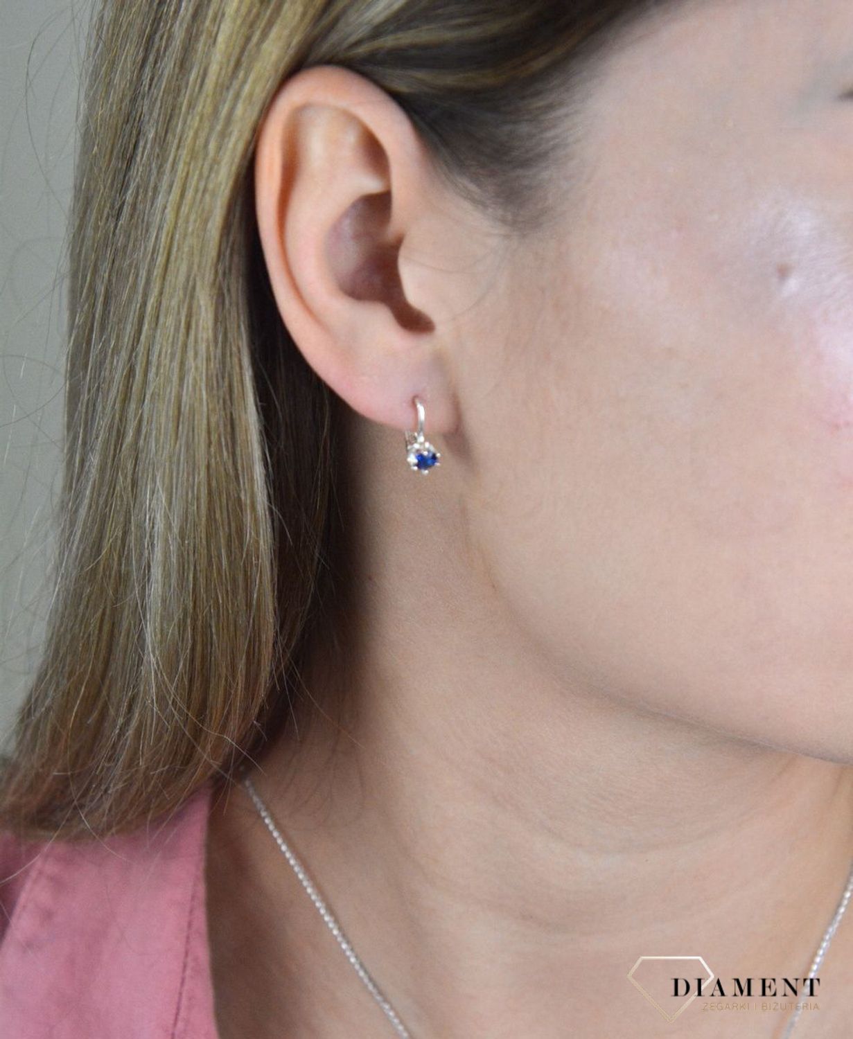 Kolczyki srebrne z niebieską cyrkonią DIA-KLC-8255-925.  Eleganckie srebrne kolczyki ozdobione drobną cyrkonią .Granatowe kolczyki. Pomys na prezent dla dziewczynki..jpg