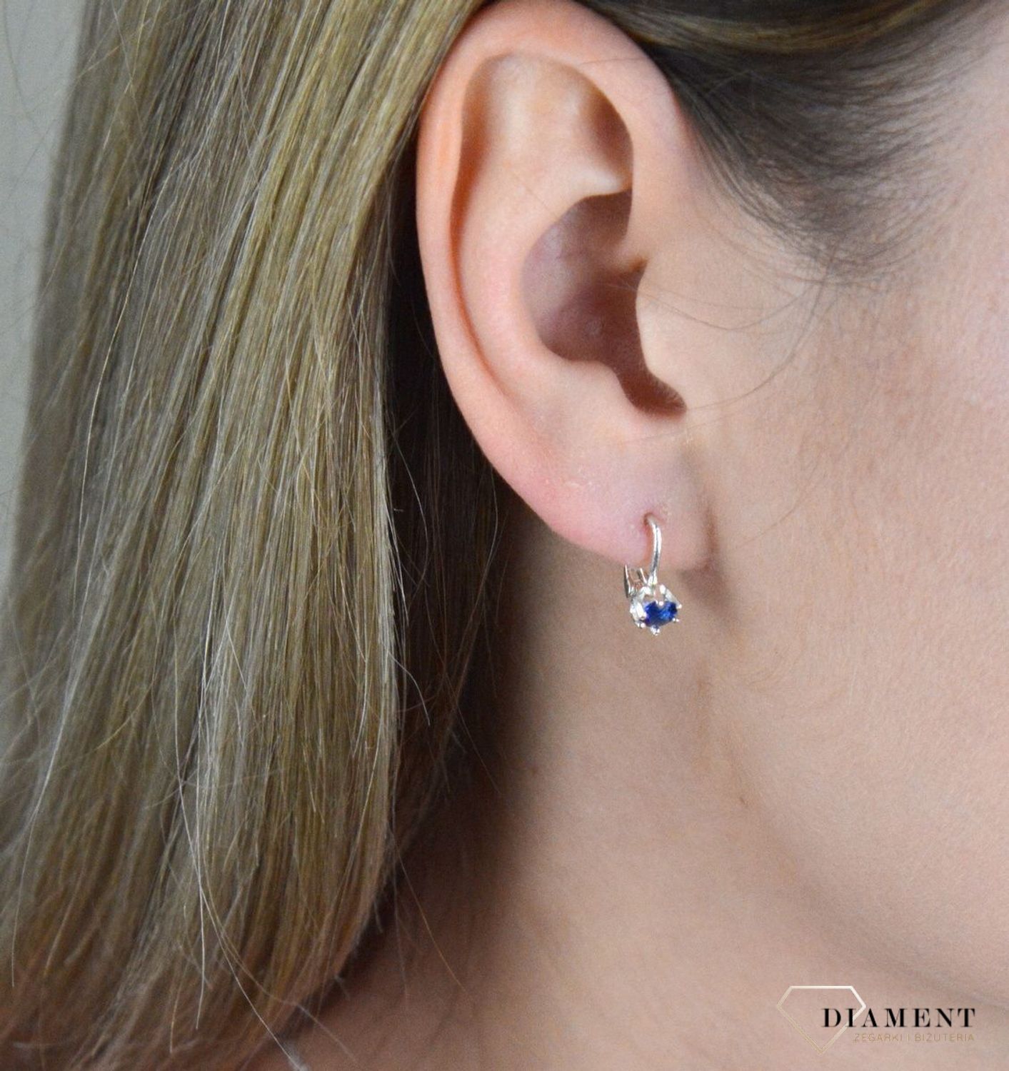 Kolczyki srebrne z niebieską cyrkonią DIA-KLC-8255-925.  Eleganckie srebrne kolczyki ozdobione drobną cyrkonią .Granatowe kolczyki. Pomys na prezent dla dziewczynki..jpg