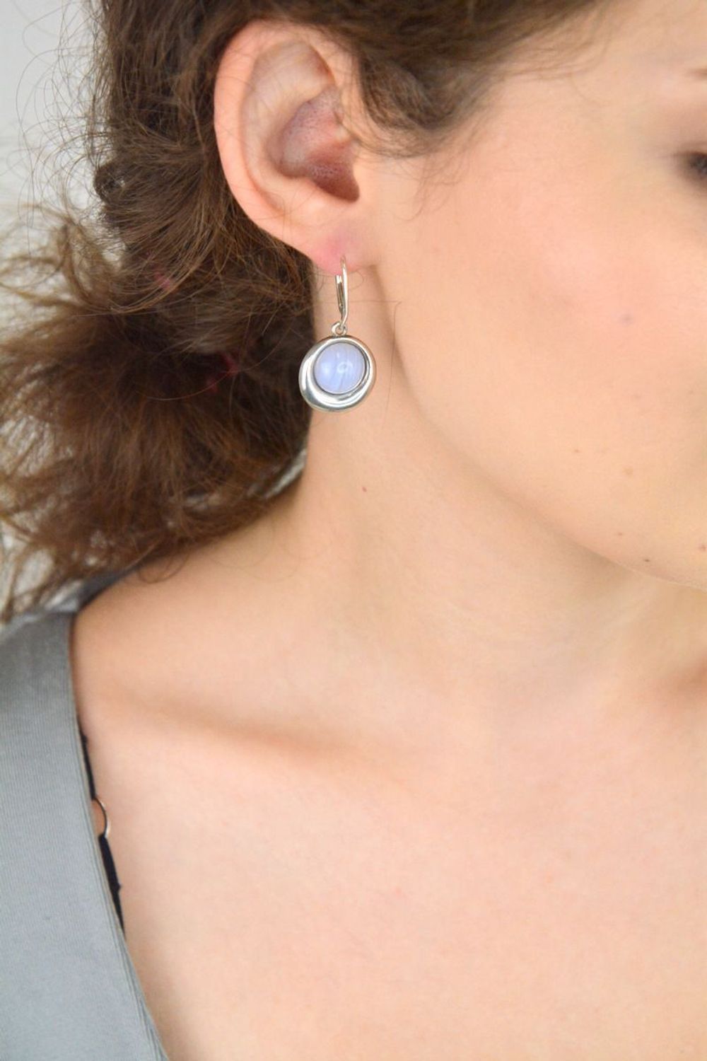Odkryj eleganckie kolczyki srebrne DIA‑KLC‑8257‑925 z naturalnym niebieskim agatem. Stylowy dodatek z bezpiecznym zapięciem i oryginalnym opakowaniem. Gwarancja 2 lata!7.jpg