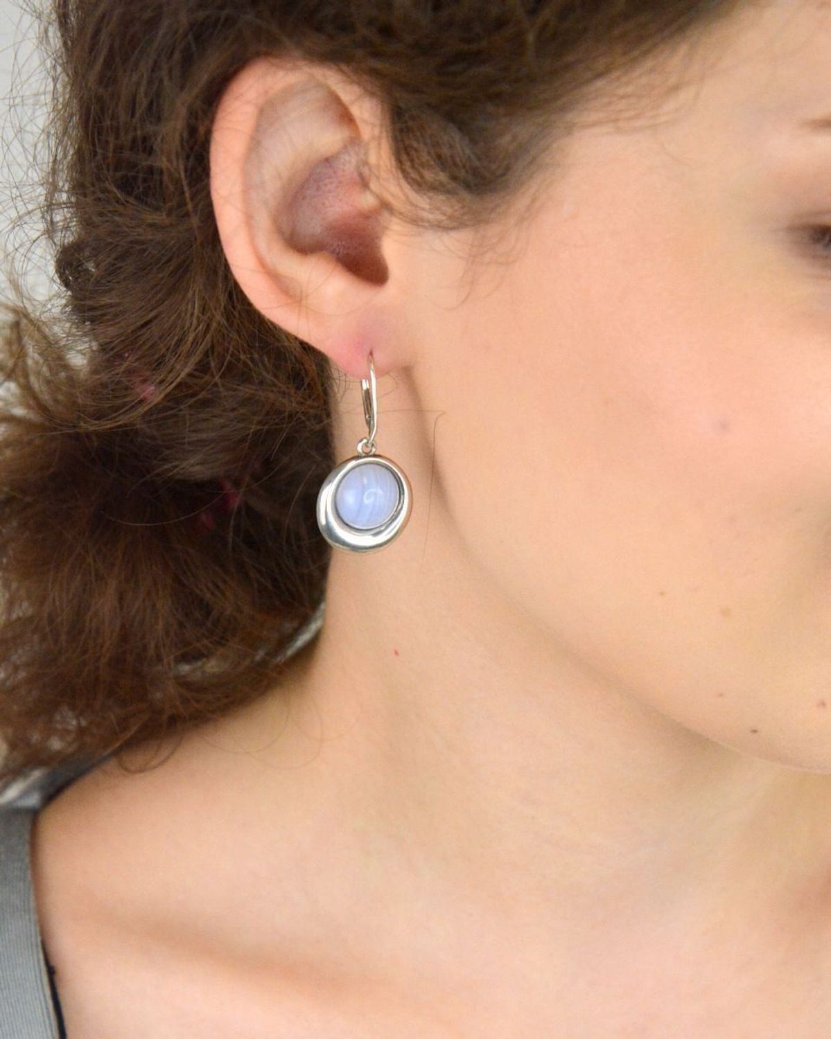 Odkryj eleganckie kolczyki srebrne DIA‑KLC‑8257‑925 z naturalnym niebieskim agatem. Stylowy dodatek z bezpiecznym zapięciem i oryginalnym opakowaniem. Gwarancja 2 lata!7.jpg