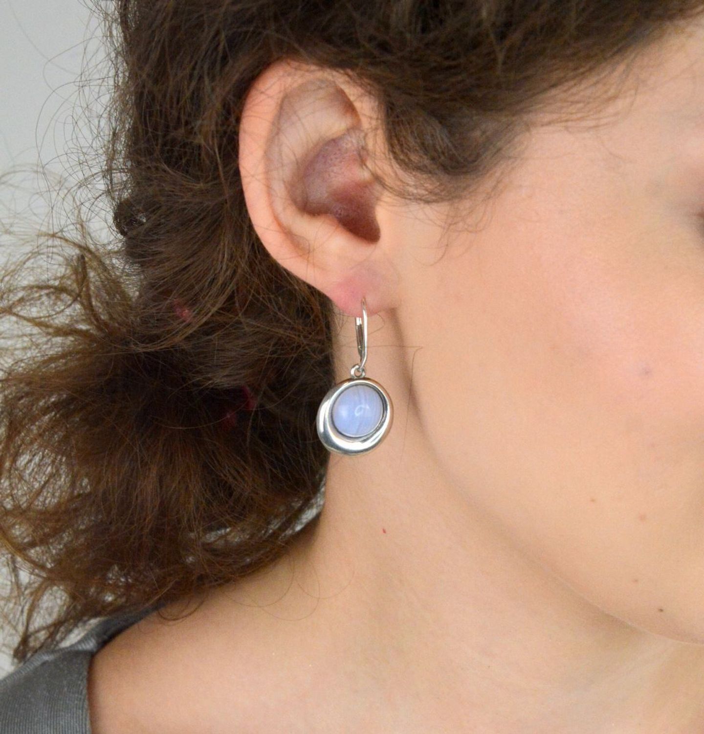 Odkryj eleganckie kolczyki srebrne DIA‑KLC‑8257‑925 z naturalnym niebieskim agatem. Stylowy dodatek z bezpiecznym zapięciem i oryginalnym opakowaniem. Gwarancja 2 lata!7.jpg