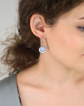 Odkryj eleganckie kolczyki srebrne DIA‑KLC‑8257‑925 z naturalnym niebieskim agatem. Stylowy dodatek z bezpiecznym zapięciem i oryginalnym opakowaniem. Gwarancja 2 lata!2.jpg