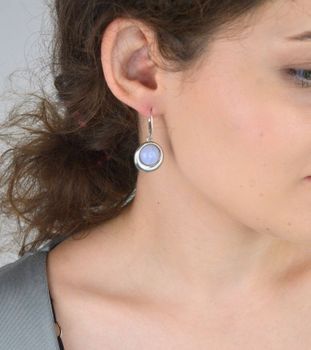 Odkryj eleganckie kolczyki srebrne DIA‑KLC‑8257‑925 z naturalnym niebieskim agatem. Stylowy dodatek z bezpiecznym zapięciem i oryginalnym opakowaniem. Gwarancja 2 lata!4.jpg
