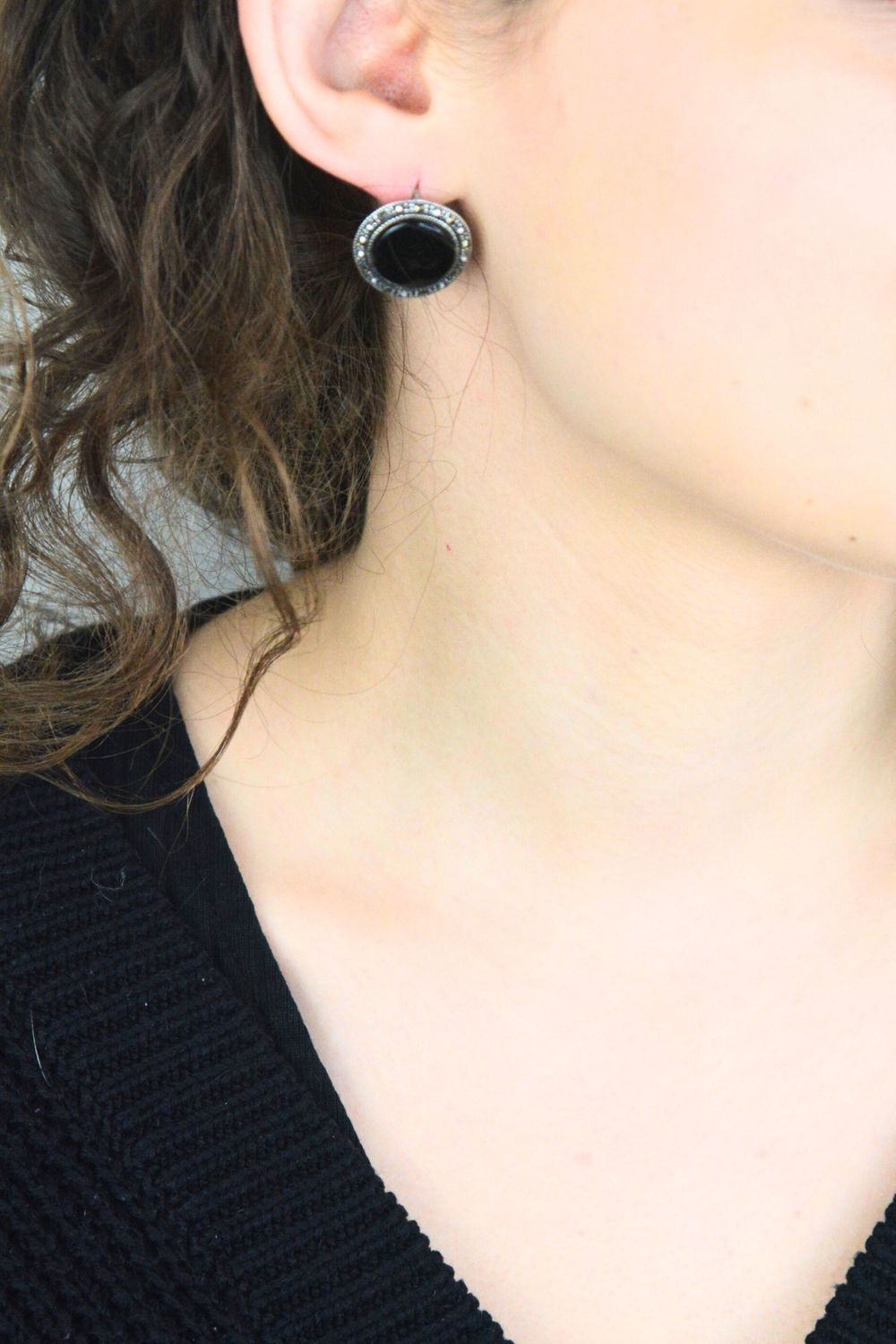 Srebrne kolczyki DIA-KLC-8260-925 z markazytami i czarnym kamieniem syntetycznym. Styl vintage w nowoczesnym wydaniu. Zapięcie angielskie, srebro 925, średnica 2,1 cm.1.jpg