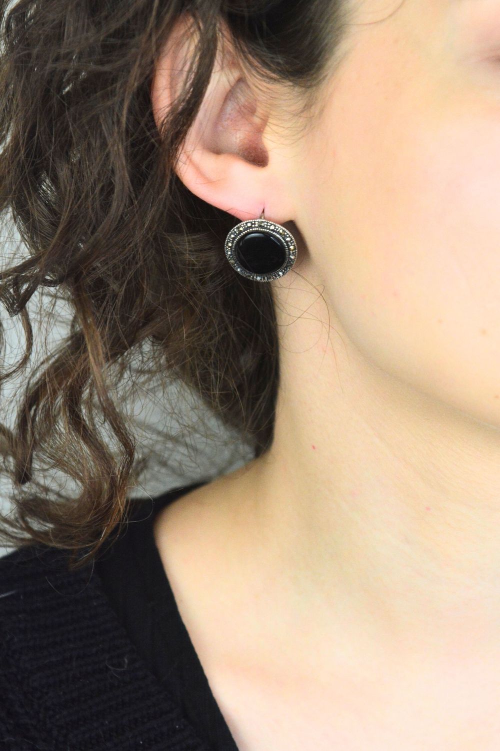 Srebrne kolczyki DIA-KLC-8260-925 z markazytami i czarnym kamieniem syntetycznym. Styl vintage w nowoczesnym wydaniu. Zapięcie angielskie, srebro 925, średnica 2,1 cm.1.jpg