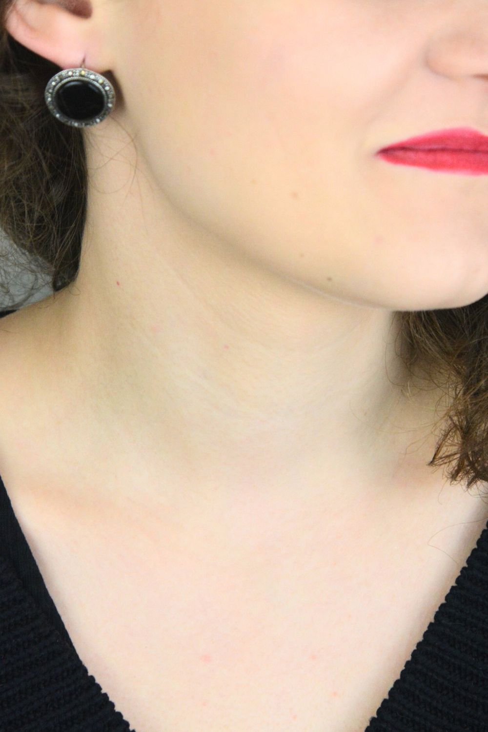 Srebrne kolczyki DIA-KLC-8260-925 z markazytami i czarnym kamieniem syntetycznym. Styl vintage w nowoczesnym wydaniu. Zapięcie angielskie, srebro 925, średnica 2,1 cm.1.jpg