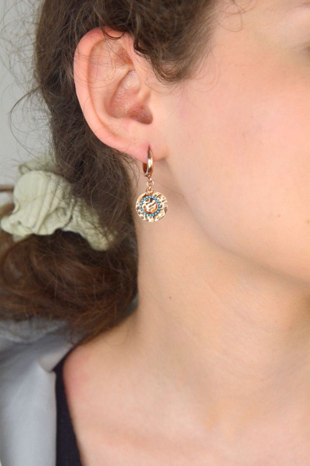 Srebrne kolczyki 925 wiszące podwójne kółka z turkusowymi cyrkoniami DIA-KLC-8262-925.jpg