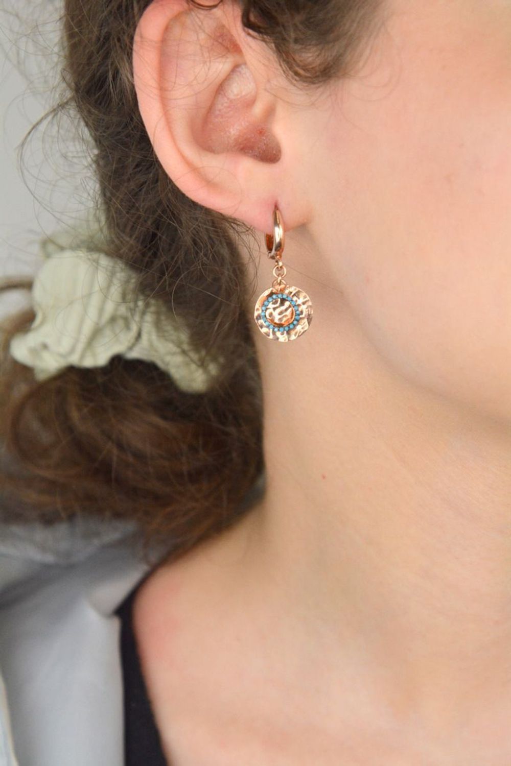 Srebrne kolczyki 925 wiszące podwójne kółka z turkusowymi cyrkoniami DIA-KLC-8262-925.jpg