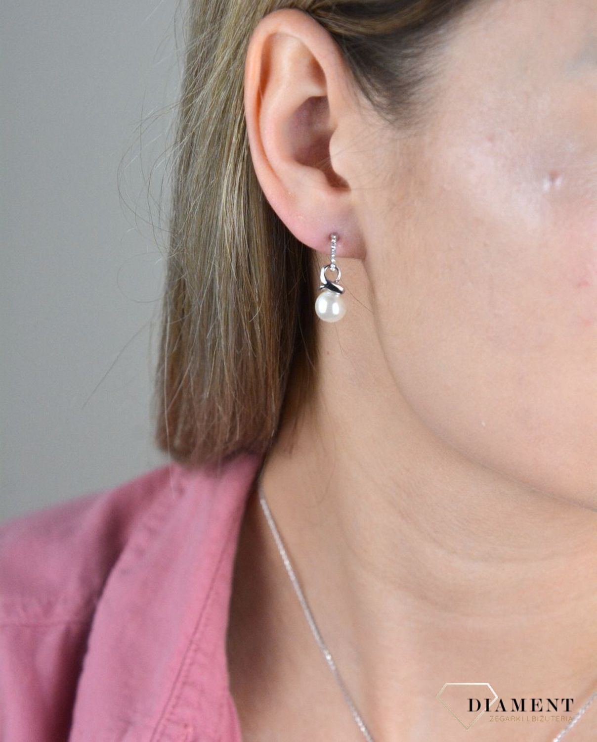 Kolczyki wiszące perełki BY DZIUBEKA DIA-KLC-8266-MET. Proste kolczyki. Eleganckie kolczyki na prezent. Kolczyki perełki. KOlczyki perły. Pomysł na prezent..jpg