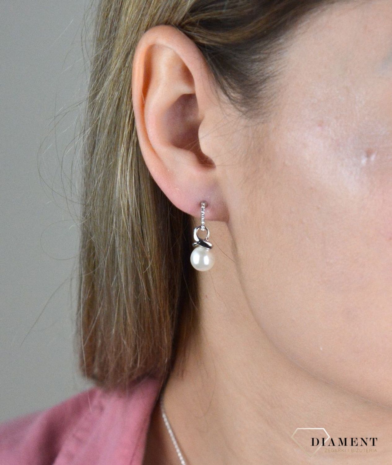 Kolczyki wiszące perełki BY DZIUBEKA DIA-KLC-8266-MET. Proste kolczyki. Eleganckie kolczyki na prezent. Kolczyki perełki. KOlczyki perły. Pomysł na prezent..jpg