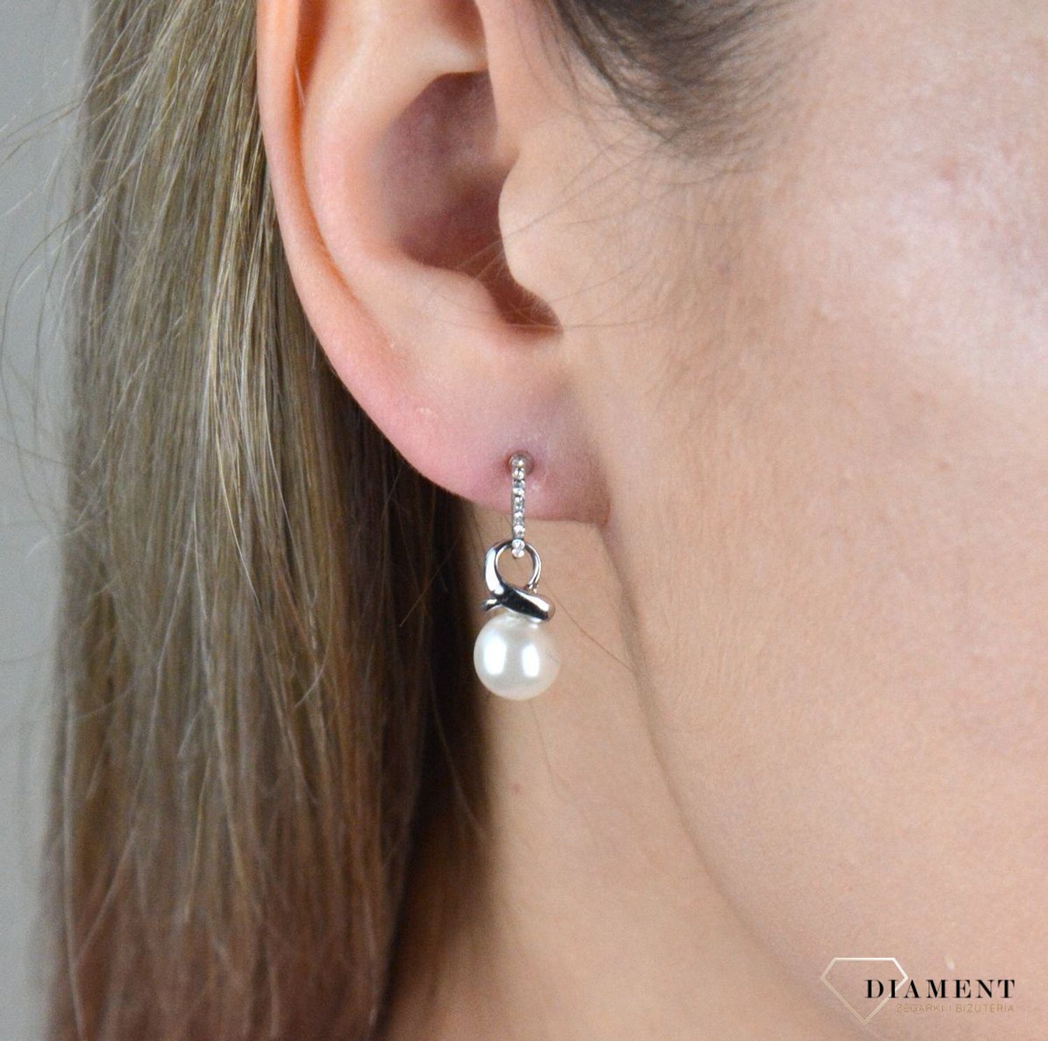 Kolczyki wiszące perełki BY DZIUBEKA DIA-KLC-8266-MET. Proste kolczyki. Eleganckie kolczyki na prezent. Kolczyki perełki. KOlczyki perły. Pomysł na prezent..jpg