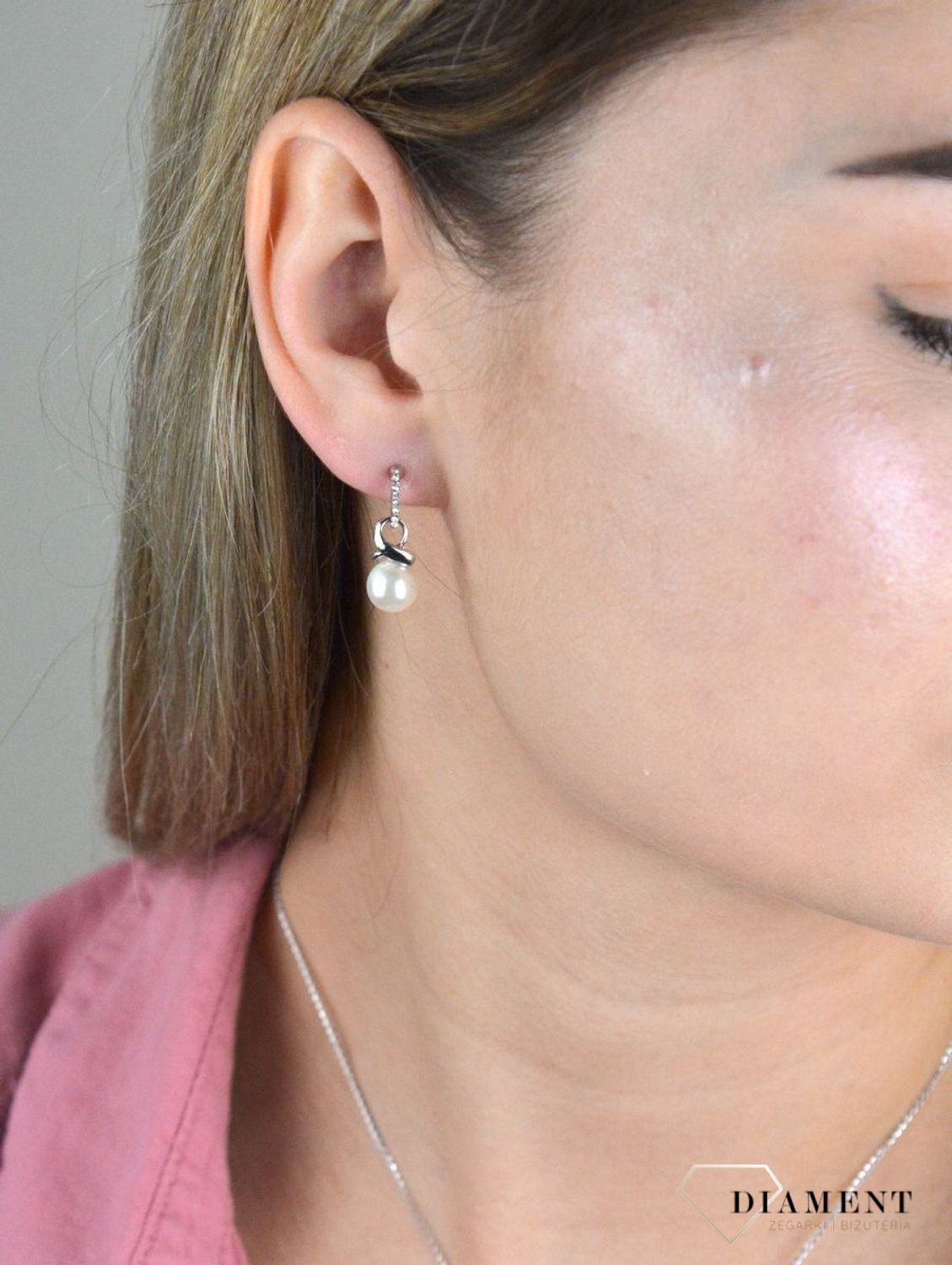 Kolczyki wiszące perełki BY DZIUBEKA DIA-KLC-8266-MET. Proste kolczyki. Eleganckie kolczyki na prezent. Kolczyki perełki. KOlczyki perły. Pomysł na prezent..jpg