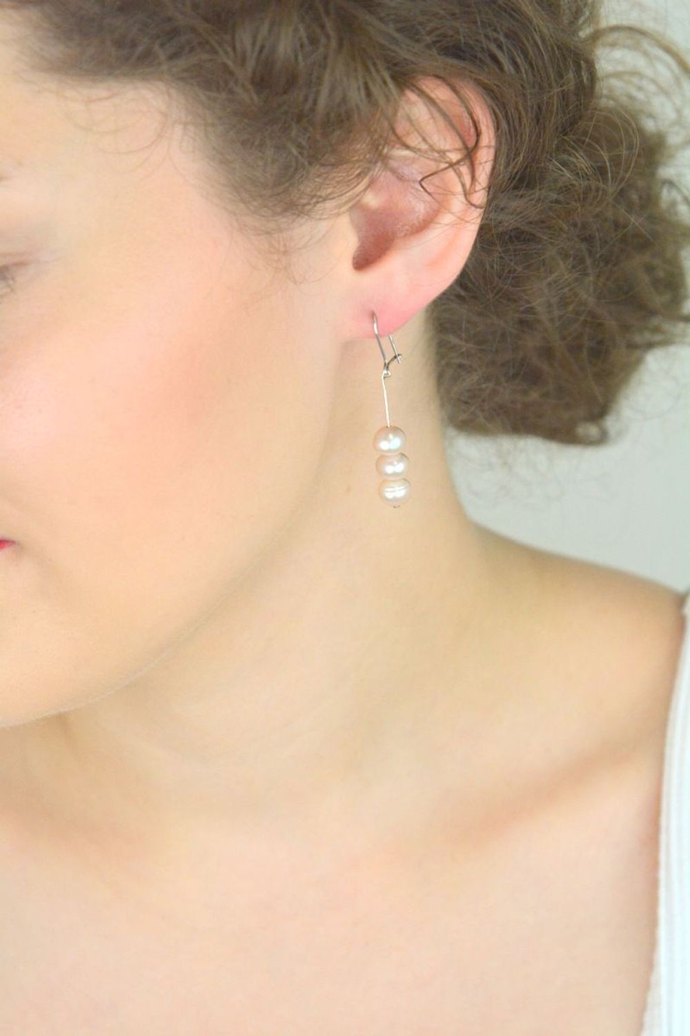 Eleganckie kolczyki srebrne 925 z trzema perełkami na delikatnym druciku. Model DIA-KLC-8267-925, długość 4,5 cm, szerokość 6 mm, zapięcie bigiel. Waga 3,62 g.1.jpg