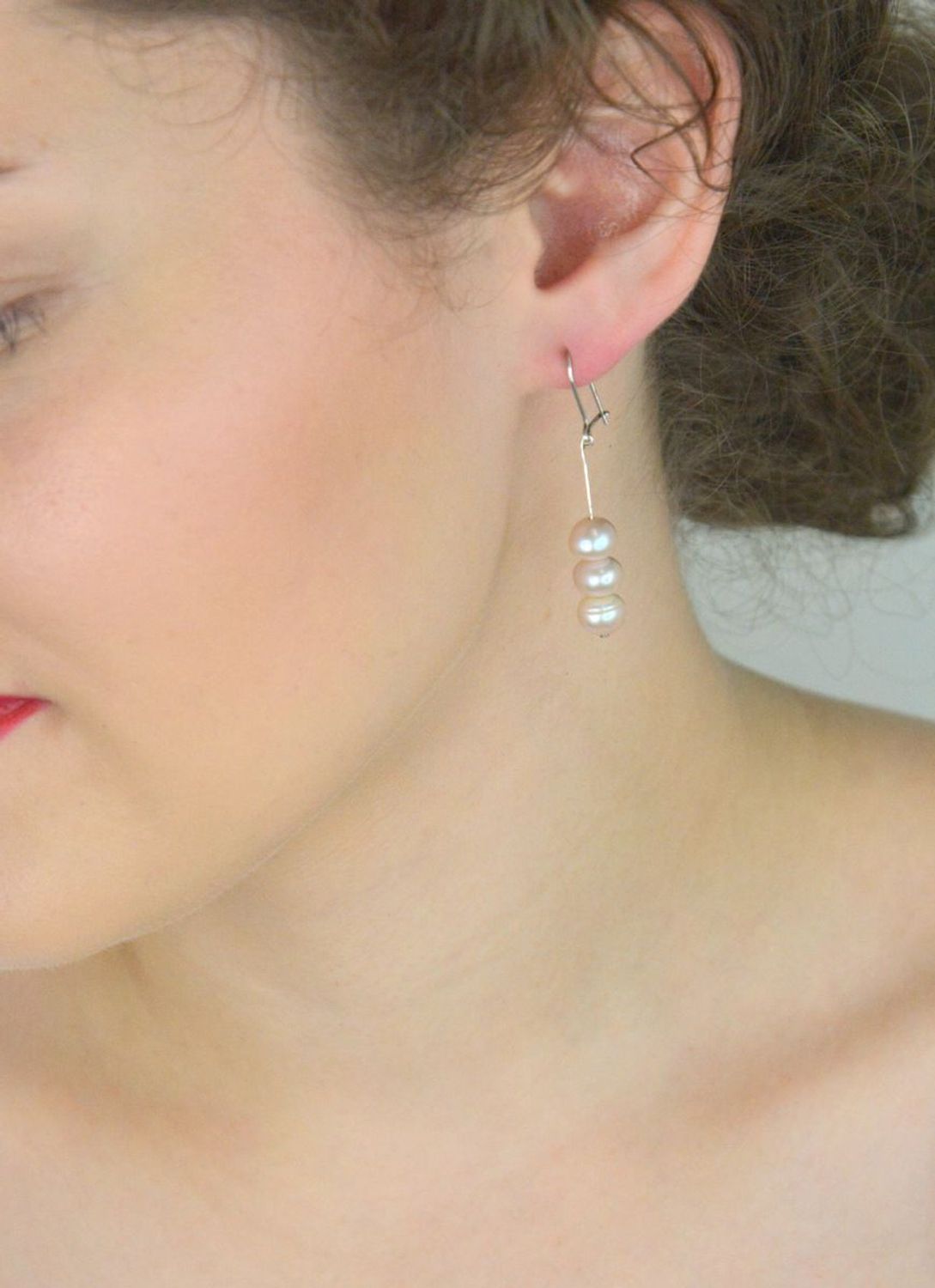 Eleganckie kolczyki srebrne 925 z trzema perełkami na delikatnym druciku. Model DIA-KLC-8267-925, długość 4,5 cm, szerokość 6 mm, zapięcie bigiel. Waga 3,62 g.1.jpg