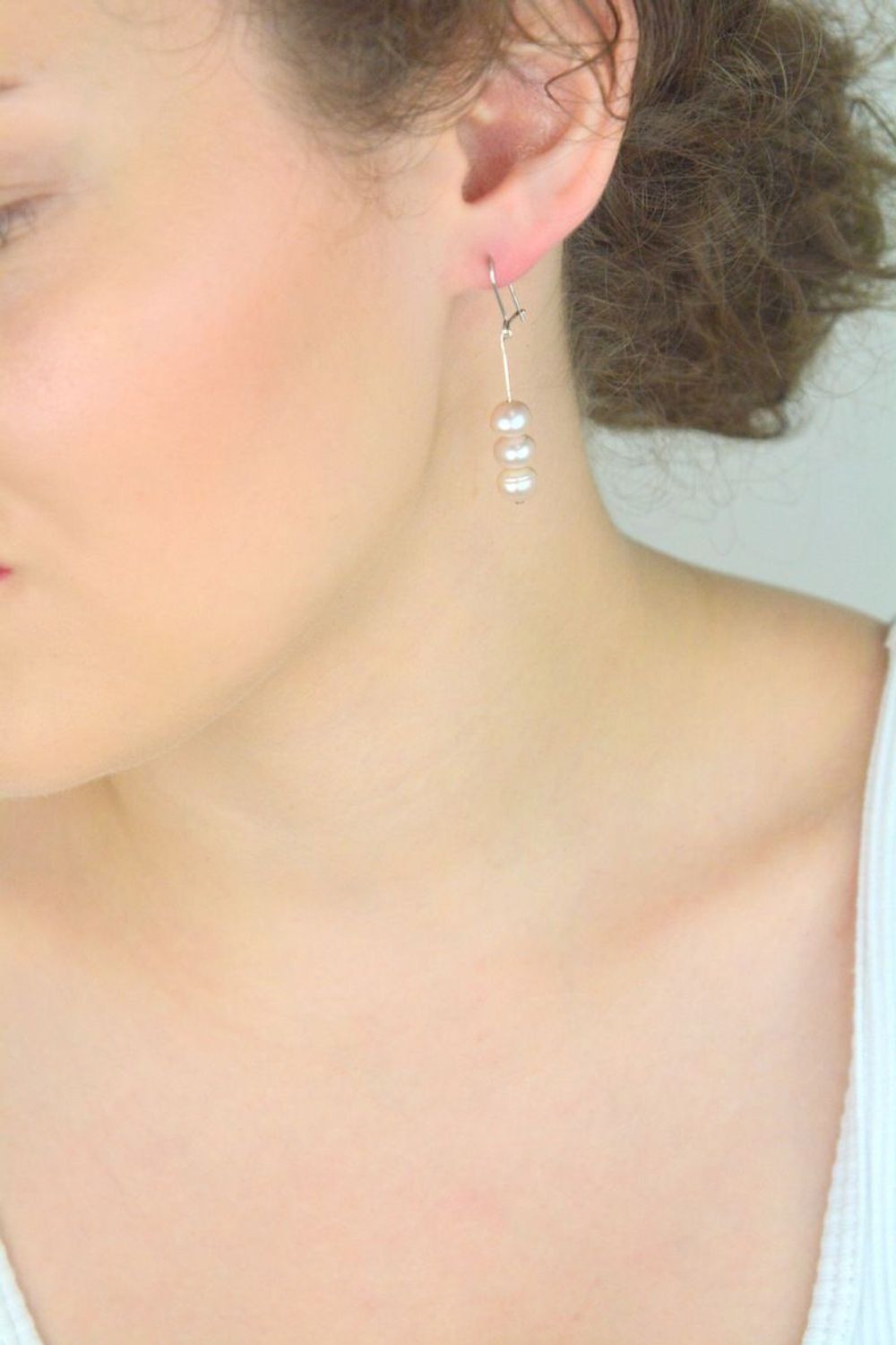 Eleganckie kolczyki srebrne 925 z trzema perełkami na delikatnym druciku. Model DIA-KLC-8267-925, długość 4,5 cm, szerokość 6 mm, zapięcie bigiel. Waga 3,62 g.1.jpg