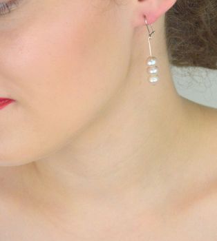 Eleganckie kolczyki srebrne 925 z trzema perełkami na delikatnym druciku. Model DIA-KLC-8267-925, długość 4,5 cm, szerokość 6 mm, zapięcie bigiel. Waga 3,62 g (1).JPG