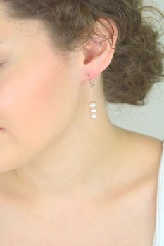 Eleganckie kolczyki srebrne 925 z trzema perełkami na delikatnym druciku. Model DIA-KLC-8267-925, długość 4,5 cm, szerokość 6 mm, zapięcie bigiel. Waga 3,62 g (2).JPG