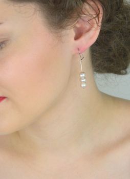 Eleganckie kolczyki srebrne 925 z trzema perełkami na delikatnym druciku. Model DIA-KLC-8267-925, długość 4,5 cm, szerokość 6 mm, zapięcie bigiel. Waga 3,62 g (3).JPG