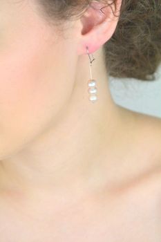 Eleganckie kolczyki srebrne 925 z trzema perełkami na delikatnym druciku. Model DIA-KLC-8267-925, długość 4,5 cm, szerokość 6 mm, zapięcie bigiel. Waga 3,62 g (4).JPG