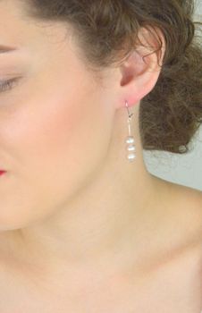 Eleganckie kolczyki srebrne 925 z trzema perełkami na delikatnym druciku. Model DIA-KLC-8267-925, długość 4,5 cm, szerokość 6 mm, zapięcie bigiel. Waga 3,62 g (5).JPG