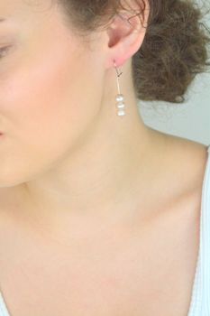 Eleganckie kolczyki srebrne 925 z trzema perełkami na delikatnym druciku. Model DIA-KLC-8267-925, długość 4,5 cm, szerokość 6 mm, zapięcie bigiel. Waga 3,62 g (6).JPG