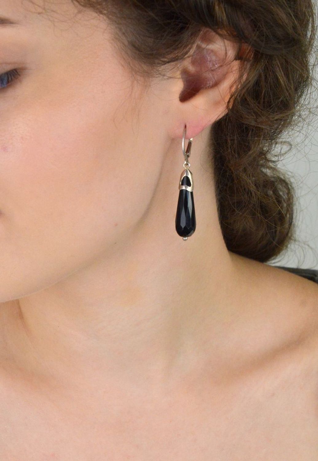 Kolczyki srebrne próby 925 z czarnym onykiem. Długie łezki – 5,2 cm, 8 mm szerokości, zapięcie bigiel angielski. Waga 8,88 g. Elegancja i charakter w jednym.1.jpg