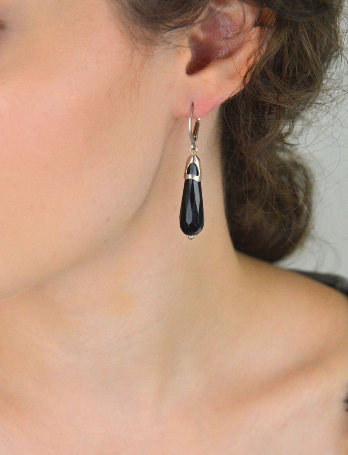 Kolczyki srebrne próby 925 z czarnym onykiem. Długie łezki – 5,2 cm, 8 mm szerokości, zapięcie bigiel angielski. Waga 8,88 g. Elegancja i charakter w jednym.1.jpg