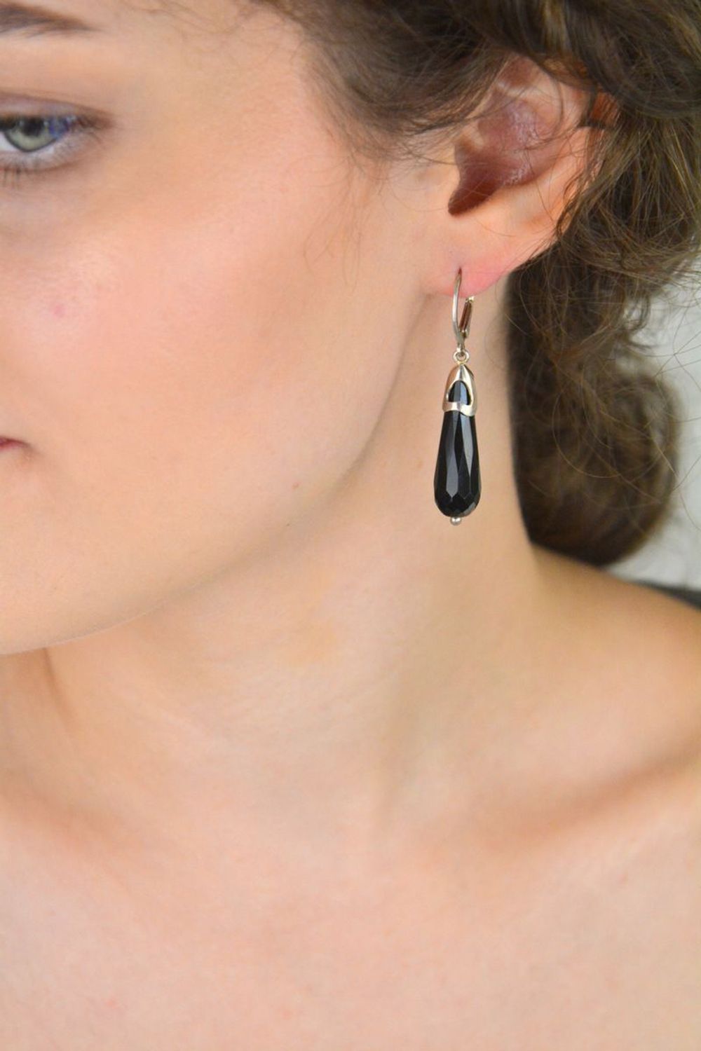Kolczyki srebrne próby 925 z czarnym onykiem. Długie łezki – 5,2 cm, 8 mm szerokości, zapięcie bigiel angielski. Waga 8,88 g. Elegancja i charakter w jednym.1.jpg