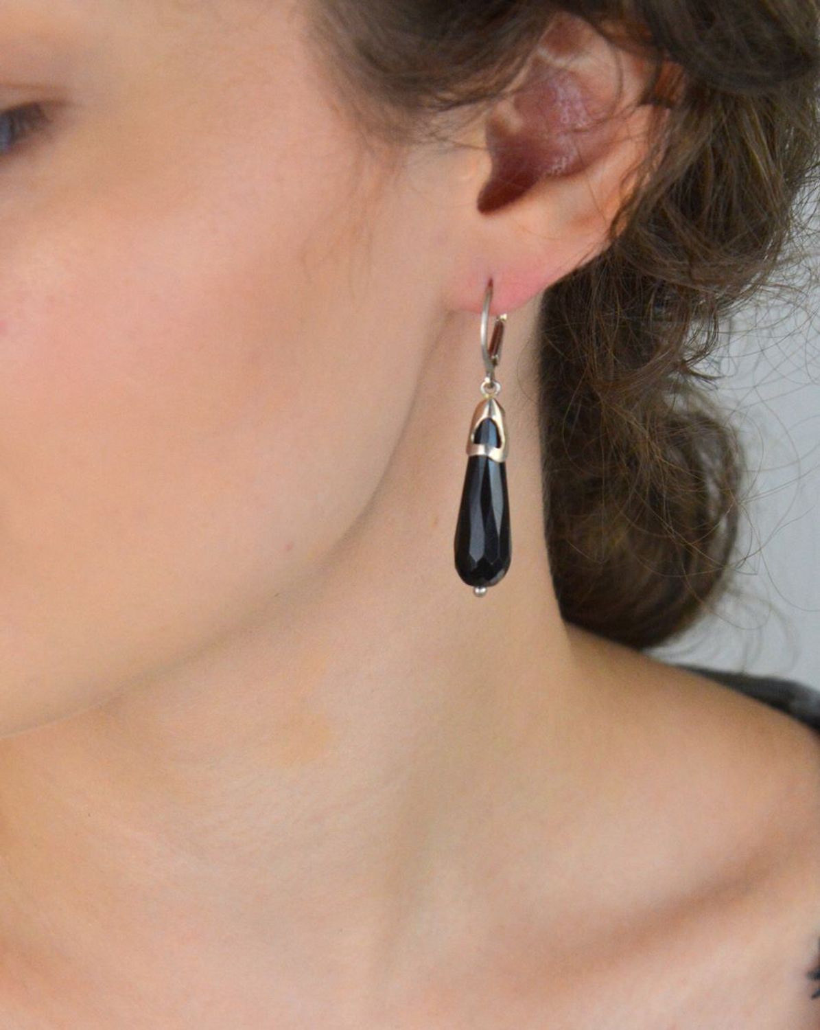 Kolczyki srebrne próby 925 z czarnym onykiem. Długie łezki – 5,2 cm, 8 mm szerokości, zapięcie bigiel angielski. Waga 8,88 g. Elegancja i charakter w jednym.1.jpg